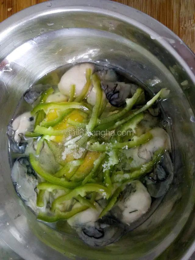 加入盐味精胡椒粉混合均匀