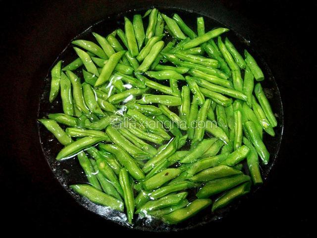 四季豆焯水、捞起沥干