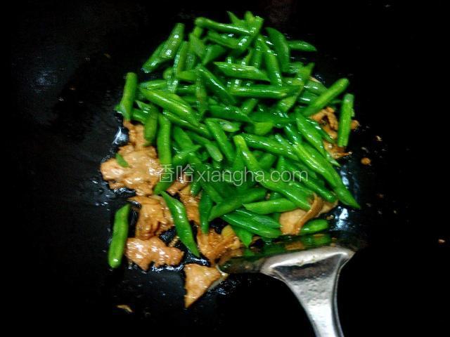 放四季豆炒片刻