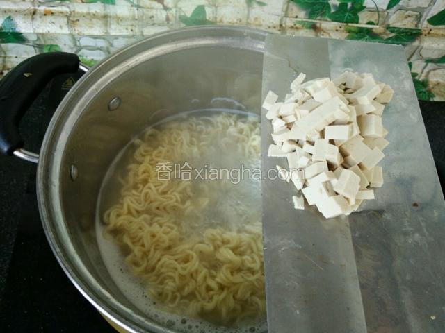 煮开后放入切好的豆腐丁。
