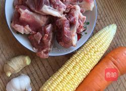 玉米排骨汤的做法图解1