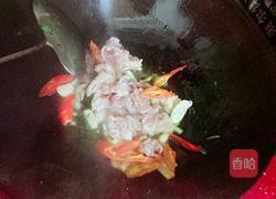 芹菜炒里脊肉的做法图解5