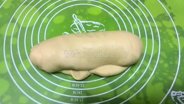 用揉捏的方式折腾面团。