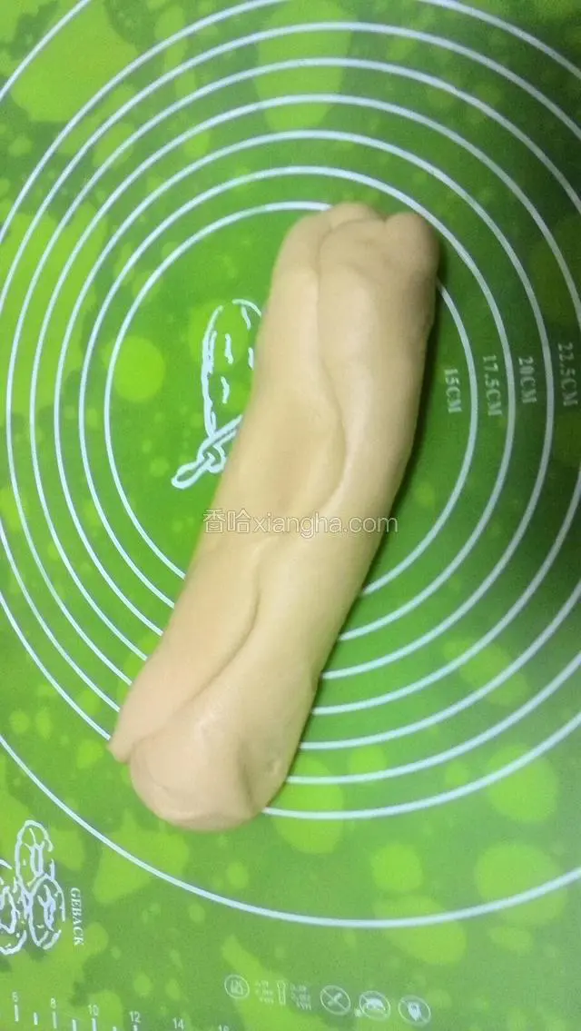用摔打的形式折腾面团3分钟。