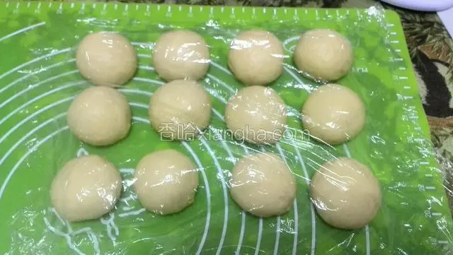 拿出来整理一下分12个剂子，每个45克滚圆静置15分钟。