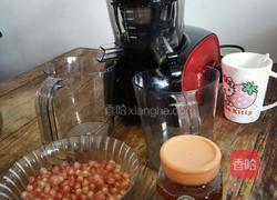 鲜榨石榴汁的做法图解2