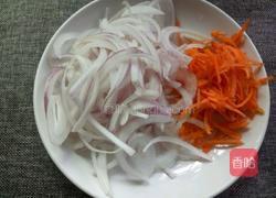 洋葱炒胡萝卜的做法图解1