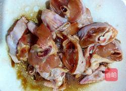 香菇炒鸡肉的做法图解1