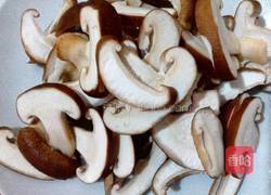 香菇炒鸡肉的做法图解2