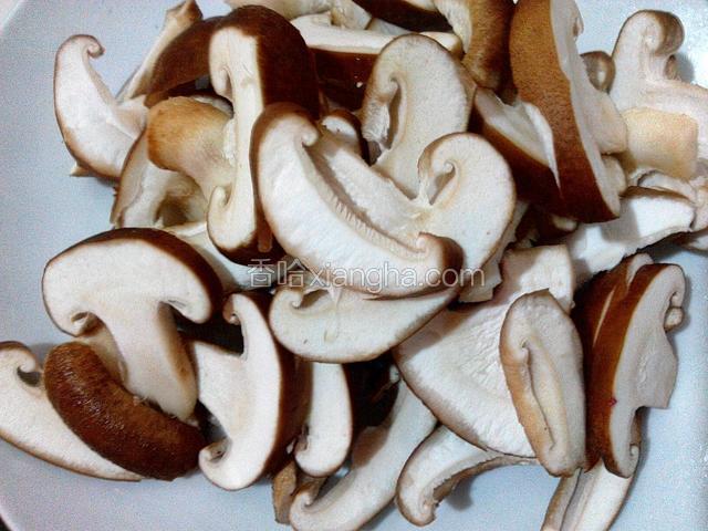 香菇清洗干净、切片