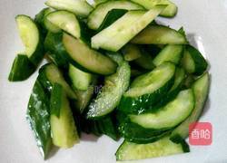 皮蛋黄瓜汤的做法图解1