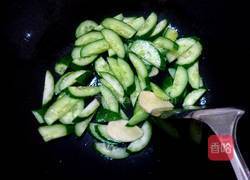 皮蛋黄瓜汤的做法图解3