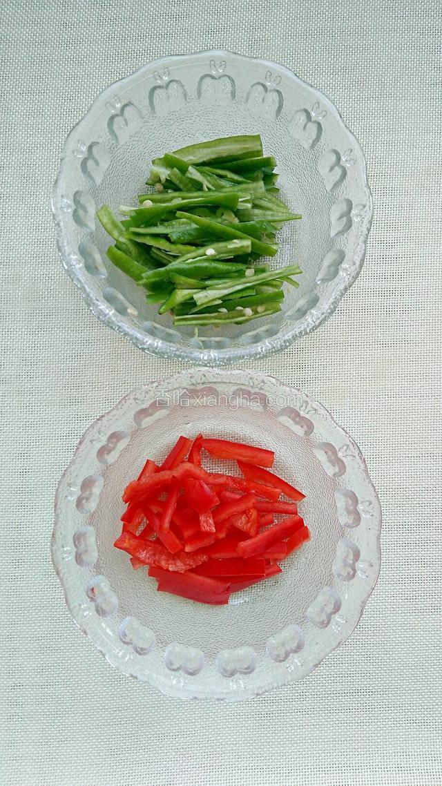尖椒切丝，红泡椒也切丝，放在一旁备用。