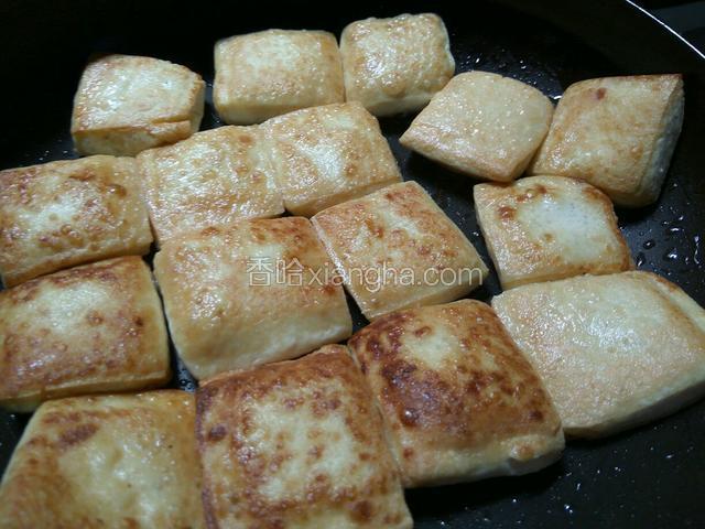 把豆腐煎制金黄