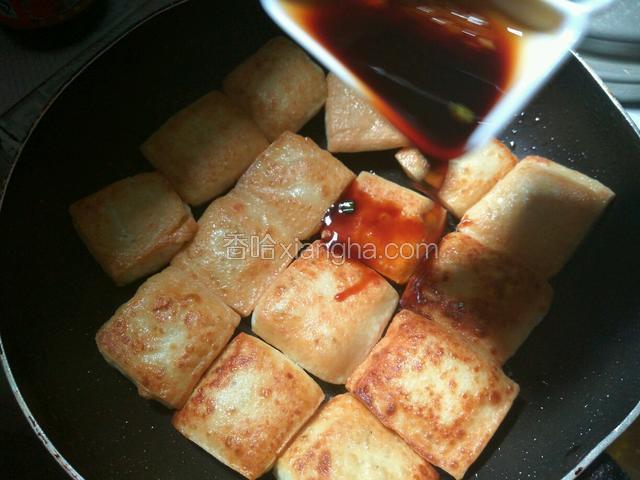 把酱油和鸡精加入，（鸡精我放酱油搅化）