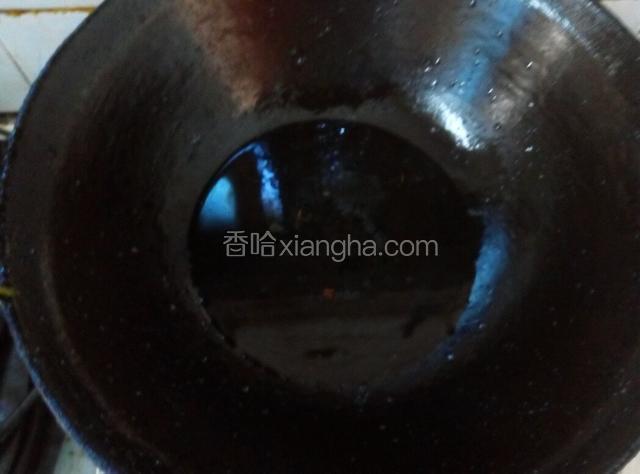 多放点油，不然炸不酥脆！把筷子放到油里，油冒泡就可以了，小火。