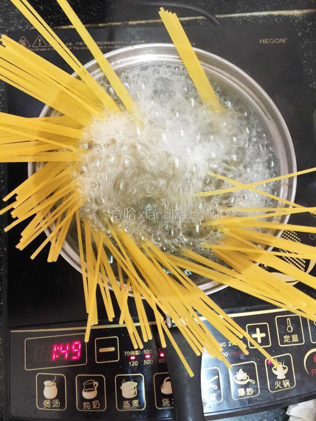先把意面煮好