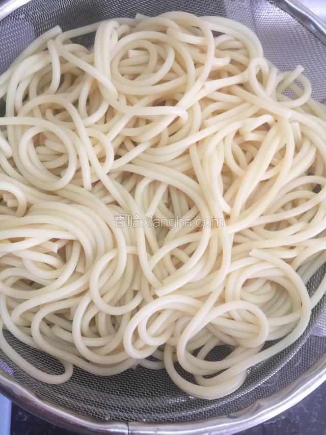 煮好意面，过下冷水，沥干，备用