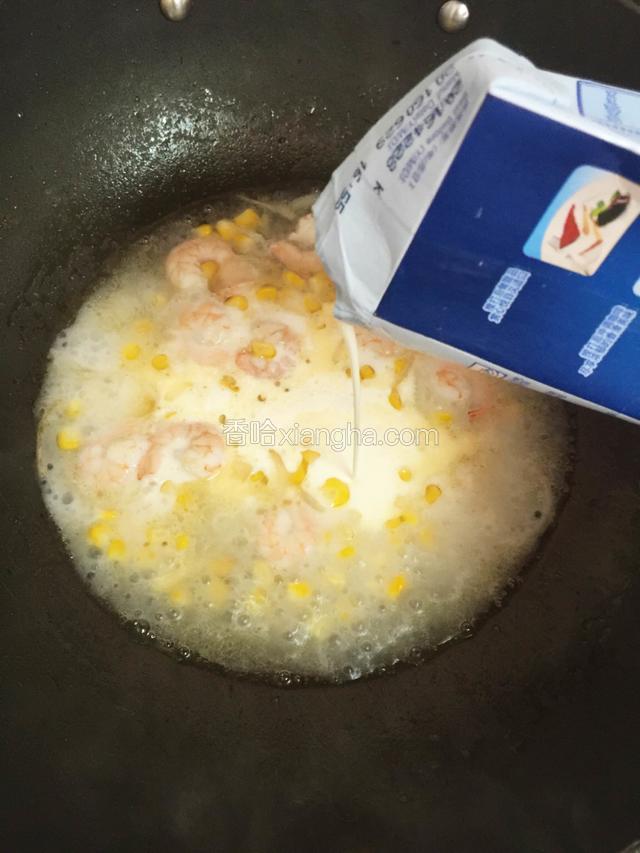 锅里倒入一碗高汤，再倒入奶油，小火煮开