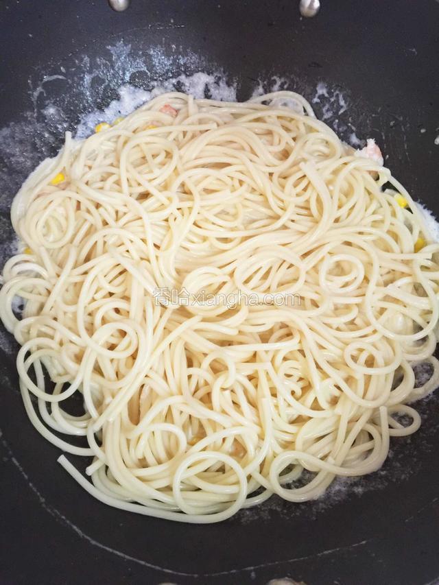 把意面倒入，小火翻炒，再放入适量盐即可