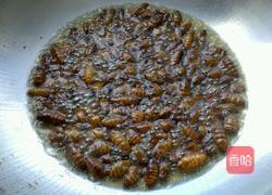 油炸蚕蛹的做法图解2