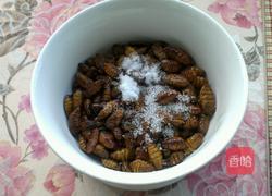 油炸蚕蛹的做法图解3