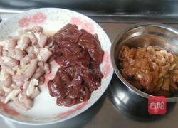 瘦肉炒猪肝小肠的做法图解1