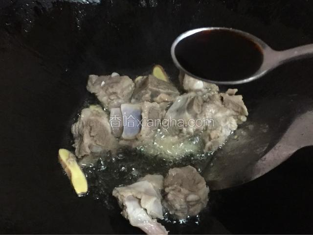 倒入一勺生抽