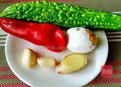 苦瓜炒咸蛋的做法图解1