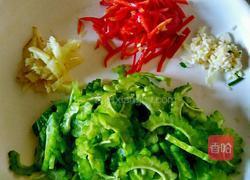 苦瓜炒咸蛋的做法图解2