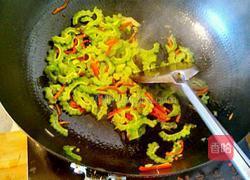 苦瓜炒咸蛋的做法图解5