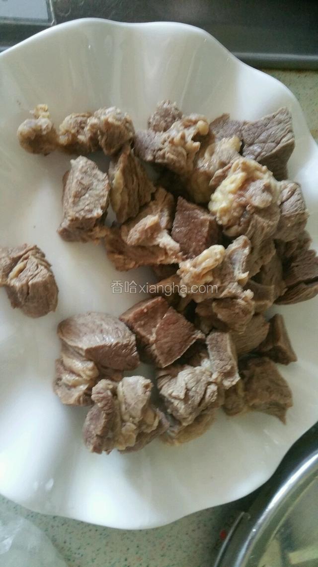 锅中加入适量水放入牛肉烧开去浮沫捞出沥干