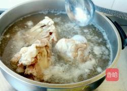 大骨棒炖酸菜的做法图解2