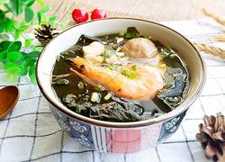 裙带菜汆丸子汤