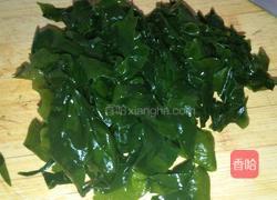 裙带菜汆丸子汤的做法图解2
