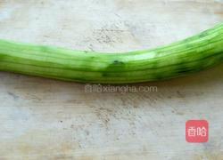 老油条炒丝瓜的做法图解1
