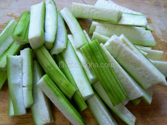 丝瓜切成条状