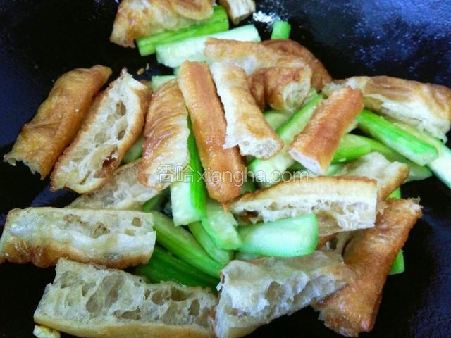 丝瓜炒一会之后放入油条共同翻炒