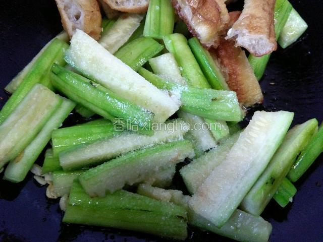 把油条拨开在丝瓜上撒适量盐，因为油条本身是咸的