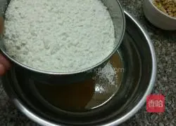 Lotus Paste Egg Yolk Mooncake Recipe Illustration 3