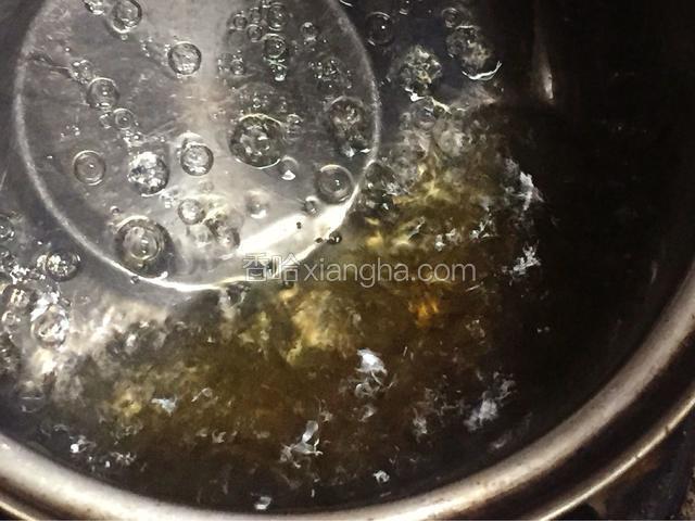 加入热水之后焦糖颜色会越变越深，咖啡色浓稠的时候关火