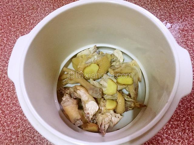 把鸡肉、姜片放入炖盅里，