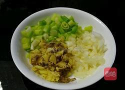 番茄小鸡菇（三鲜小鸡菇）的做法图解1
