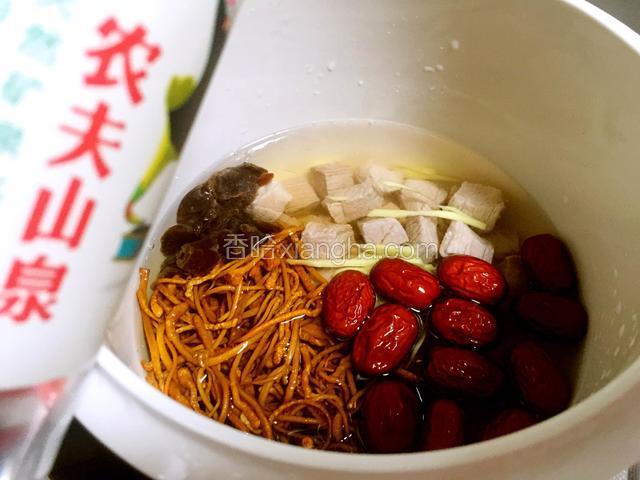 加入矿泉水没过所有的食材。电炖盅调到肉类档炖3小时。
