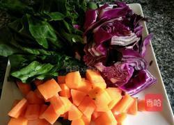 彩色蔬菜面条的做法图解1