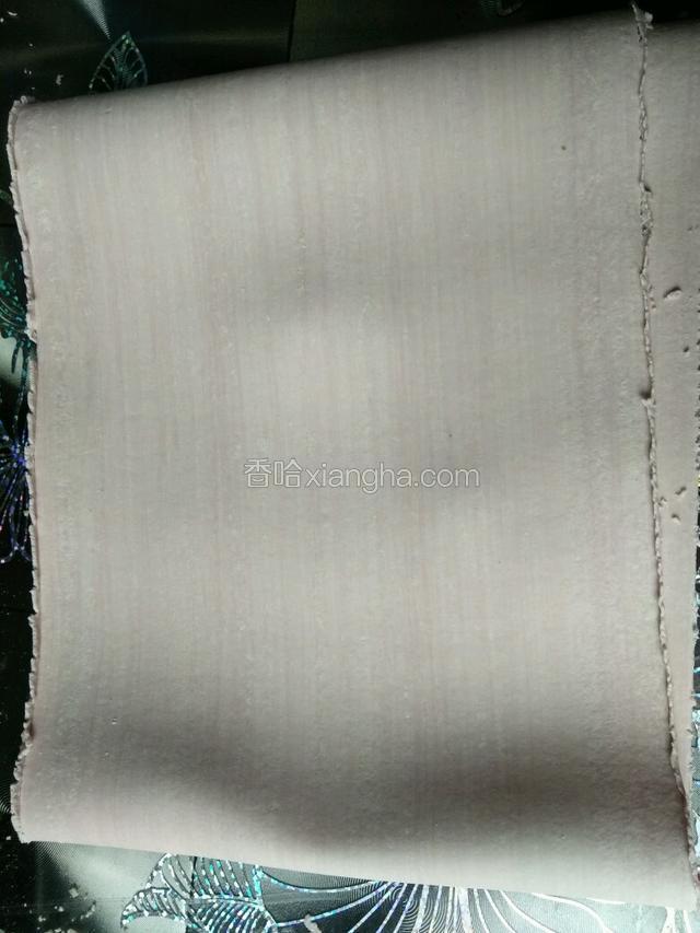 直至面皮表面光滑细腻，调整面皮的厚度，根据自己喜欢来定