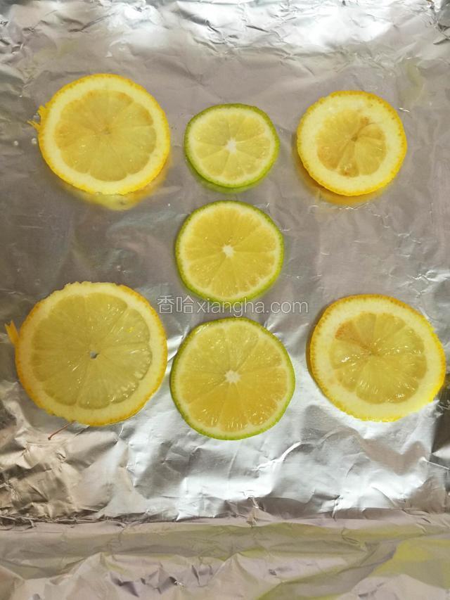 把柠檬切好片，铺在锡纸上