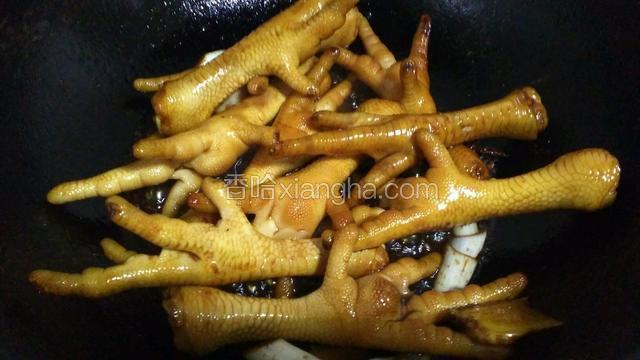 加入葱，姜，蒜，大料，花椒