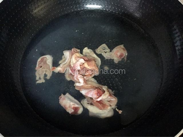 锅中倒入清水烧开后放入鸡腿肉焯掉血水
