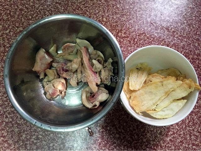 鸡腿肉捞出洗净沥干水分备用，当归洗净备用